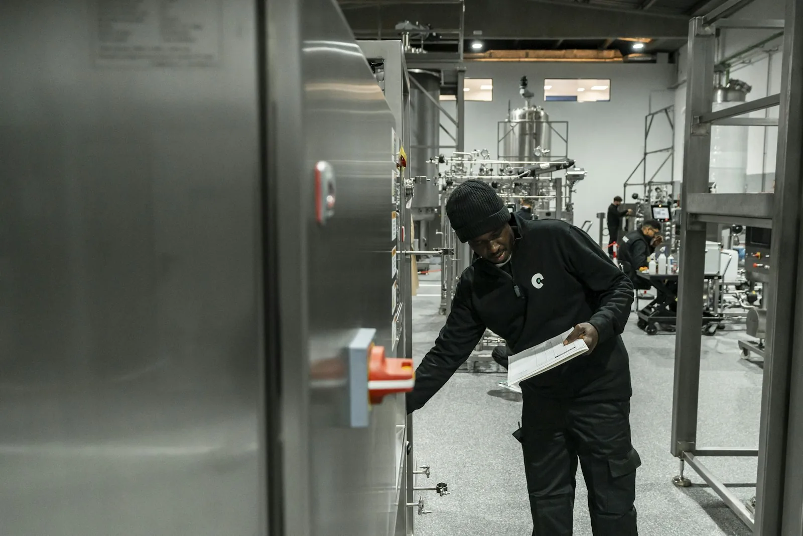 Technicien inspectant un équipement industriel en service